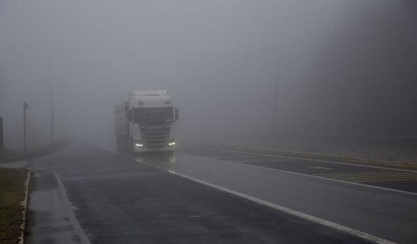 Bolu Dağı'nda Yoğun Sis ve Sağanak Ulaşımı Olumsuz Etkiledi