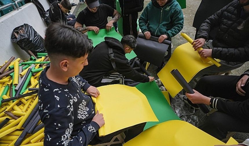 Bursaspor Taraftarından Şampiyonluk Maçına 40 Bin Kartonlu Koreografi