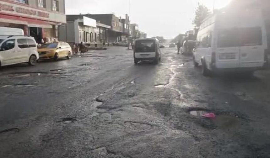 Diyarbakır'da Ergani-Çermik Yolu Çukurlar Nedeniyle Sürücülere Zorluk Çıkartıyor