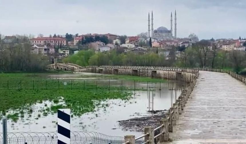 Edirne'de Tunca Nehri Taştı, Saraçhane Köprüsü Trafiğe Kapatıldı