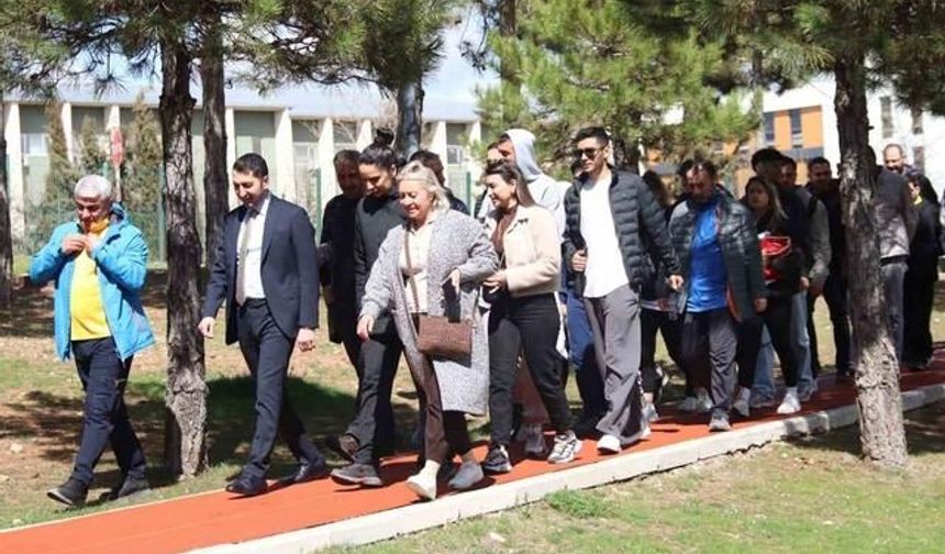 Elazığ'da Dünya Sağlıklı Yaşam Günü Yürüyüşü Düzenlendi