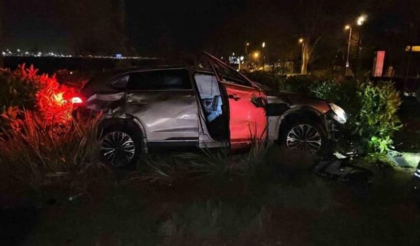 Fatih'te Kontrolden Çıkan Otomobil Parka Uçtu: 1 Yaralı