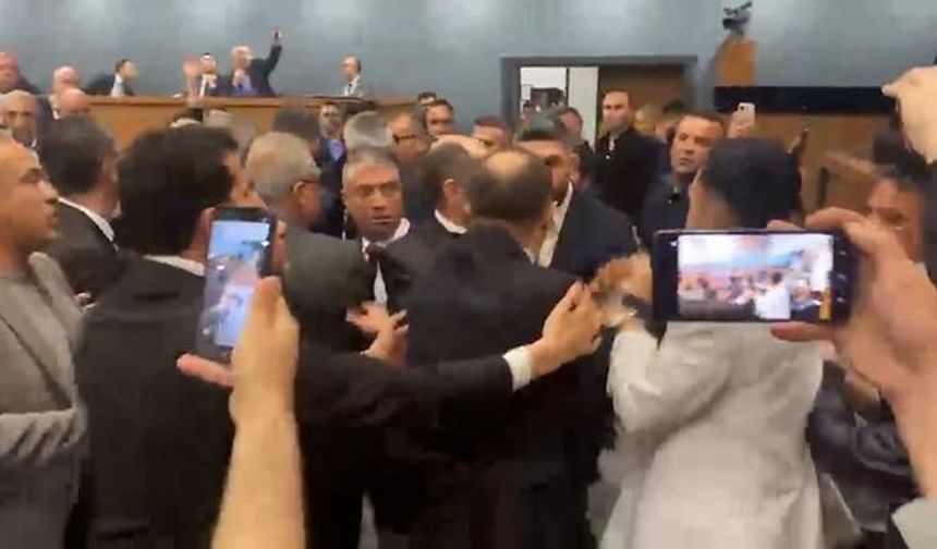 İzmir Büyükşehir Belediye Meclisi Toplantısında Gerginlik Arttı