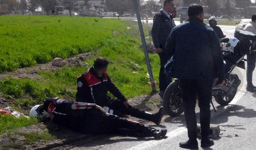 Kahramanmaraş'ta Ehliyetsiz Genç Polislere Çarptı, 2 Memur Yaralandı