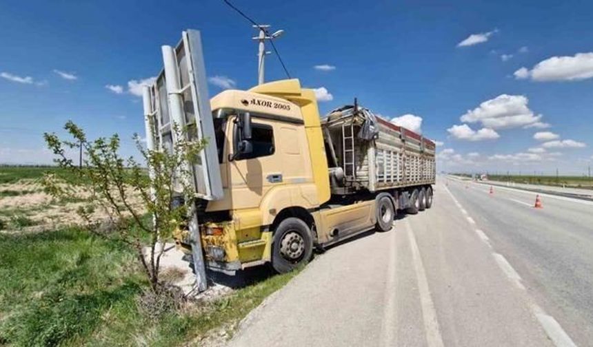 Karaman'da Fenalaşan Tır Sürücüsü Reklam Tabelasına Çarptı: 4 Yaralı