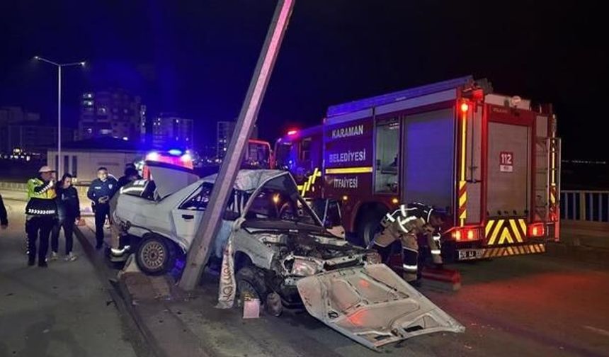 Karaman'da Otomobil Aydınlatma Direğine Çarptı: 2 Yaralı