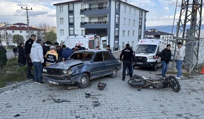 Kastamonu Tosya'da Otomobil ile Motosiklet Çarpıştı: 3 Kişi Yaralandı