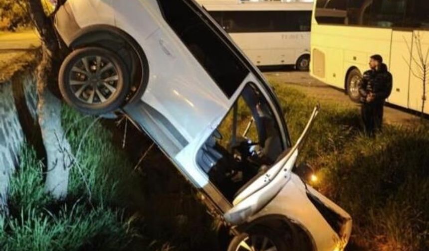 Lüleburgaz'da Otomobil AVM Otoparkına Girdi