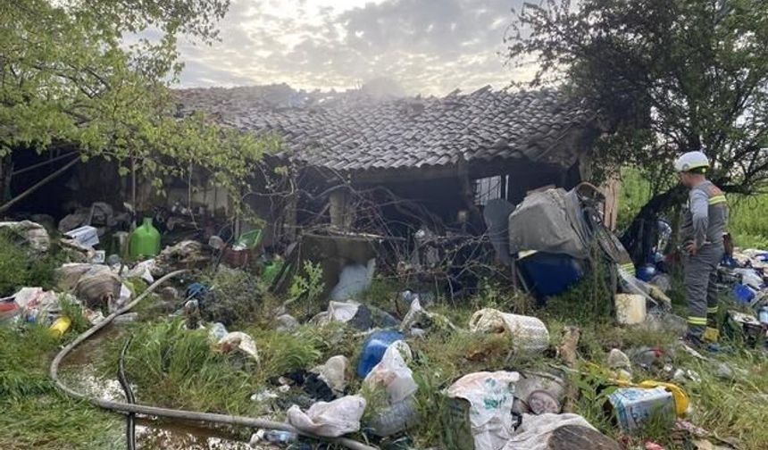 Manisa'da Ev Yangını: 90 Yaşındaki Adam Hayatını Kaybetti