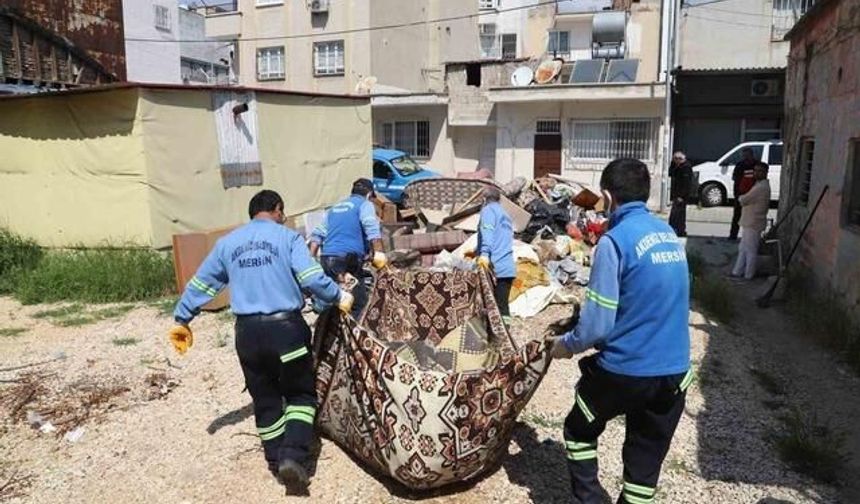 Mersin'de Sahiplerinin Vefatı Sonrası Evden 1 Kamyon Çöp Çıkarıldı