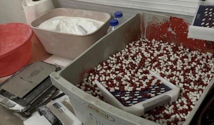 Mersin'de Sentetik Ecza Üretim Tesisine Operasyon: Binlerce Hap ve Ham Madde Ele Geçirildi