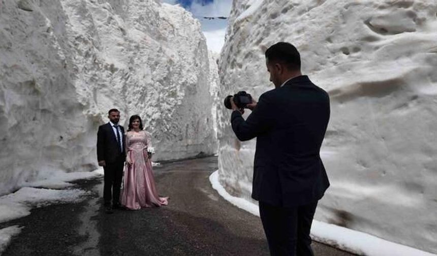 Şırnak'ta Gelin ve Damat Adayından Kar Tünelinde Dış Çekim