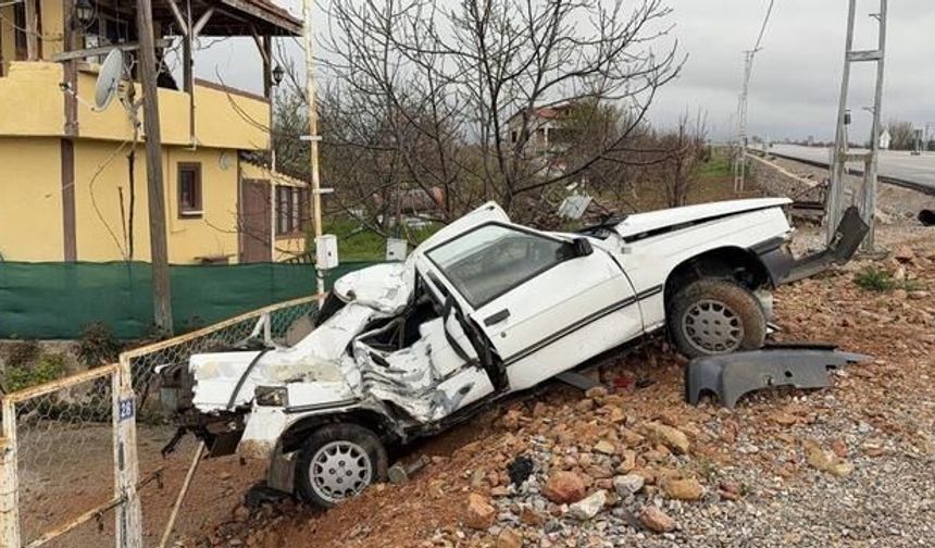 Tokat'ta Elektrik Direğine Çarpan Otomobilde İki Kişi Yaralandı