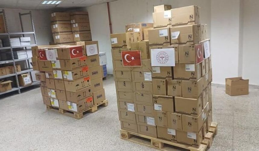 Türkiye'den İran'a 3 Tırlık Tıbbi Yardım Gönderildi