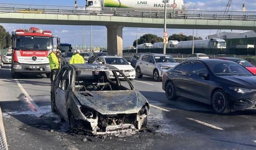 Zeytinburnu Sahil Yolu'nda Seyir Halindeki Otomobilde Yangın