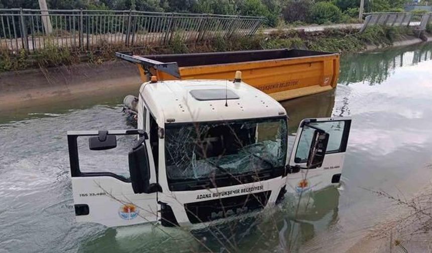 Adana'da Kontrolden Çıkan Tır Sulama Kanalına Düştü