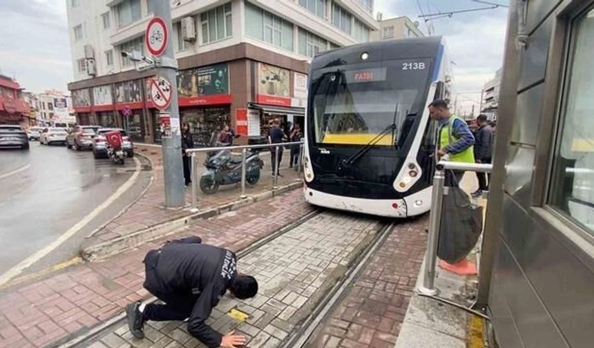 Antalya'da Tramvayın Altına Giren Yavru Kedi Kurtarıldı
