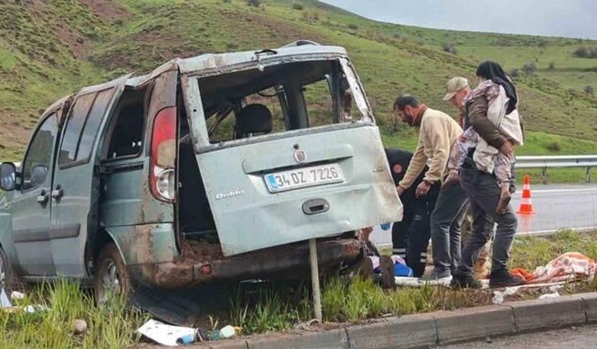 Aşkale'de Hafif Ticari Araç Refüje Çarptı: 7 Yaralı