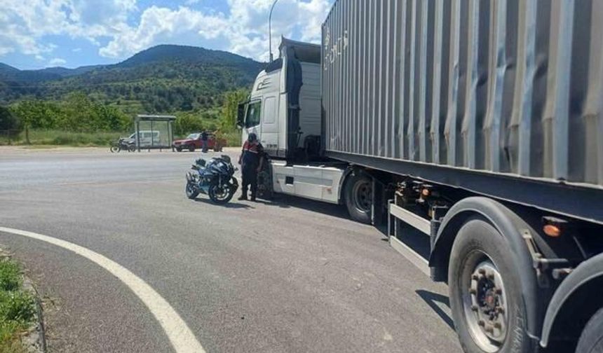 Bilecik'te Tır ve Motosikletin Çarpışması Sonucu 1 Kişi Yaralandı