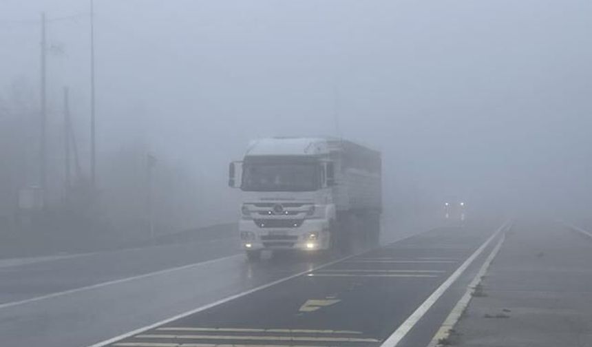Bolu Dağı'nda Yoğun Sis ve Sağanak Ulaşımı Etkiledi