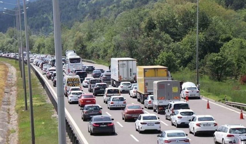 Bolu Geçişinde Bayram Dönüş Trafiği Yoğunluğu Sürüyor