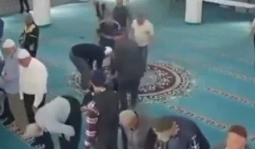 Camide Kalp Krizi Geçiren Vatandaş İmamın Müdahalesiyle Hayata Döndü
