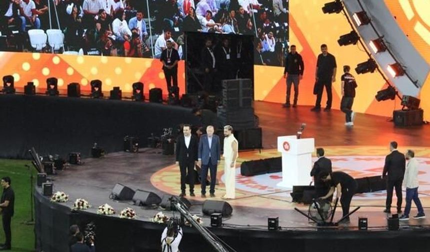 Cumhurbaşkanı Erdoğan, Kocaeli'deki Gençlik Şöleni'nde Sefo Konserini İzledi