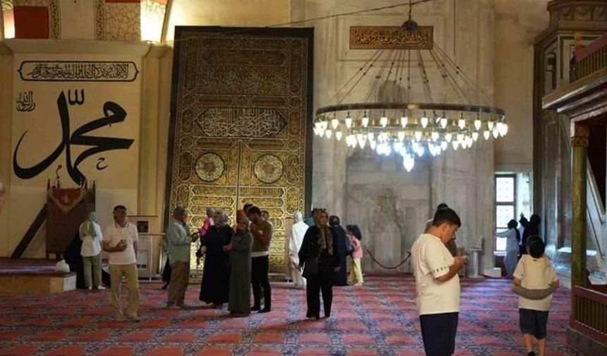 Edirne Eski Camii'nde Kabe Taşı ve Örtüsü Bayramda Ziyaretçi Akınına Uğradı