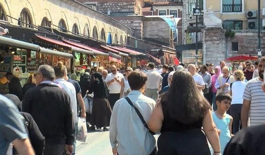 Eminönü'nde Kurban Bayramı Alışverişi ve Turist Yoğunluğu