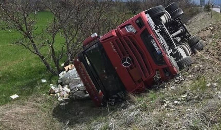Erzincan'da Soda Yüklü Tır Kontrolden Çıkarak Devrildi