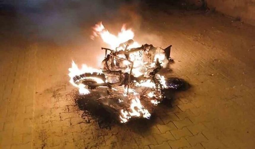 Eskişehir'de Ailesiyle Tartışan Kişi Motosikletini Sokakta Yaktı