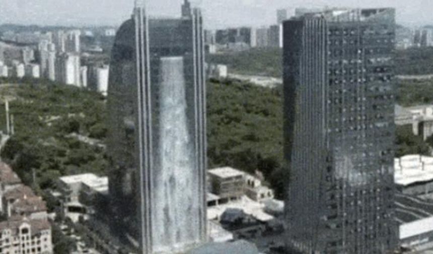 Guiyang'daki Liebian Binasından Akan 121 Metrelik Dev Şelale