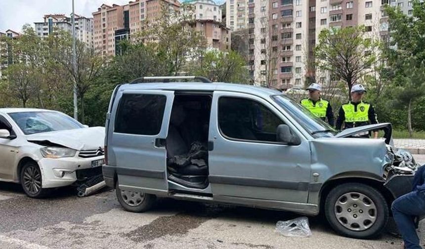 Gümüşhane'de 4 Araçlı Zincirleme Kaza: 4 Kişi Yaralandı