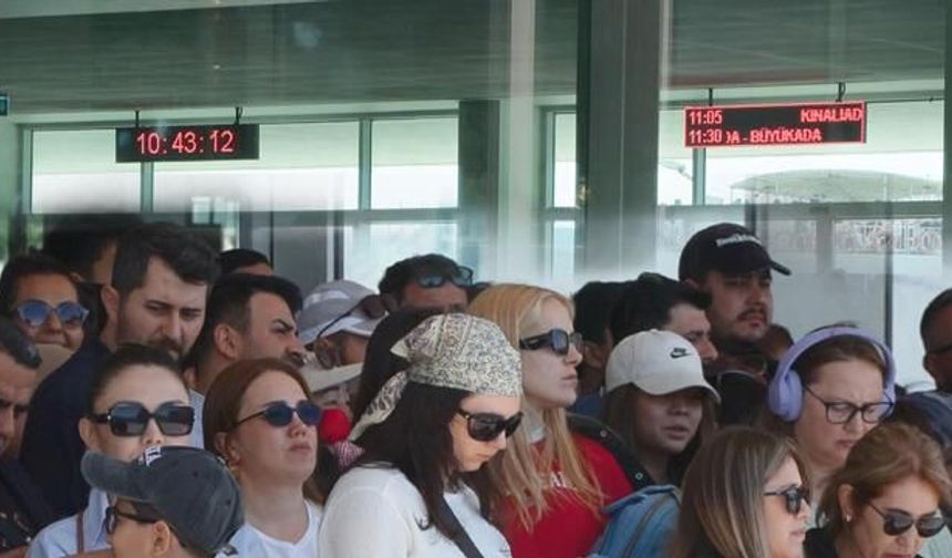 İstanbul'da Bayram Tatilinde Adalar İskelesinde Yoğunluk