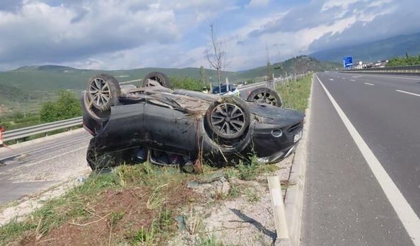 İznik'te Takla Atan Otomobilde Anne ve Oğlu Yaralandı