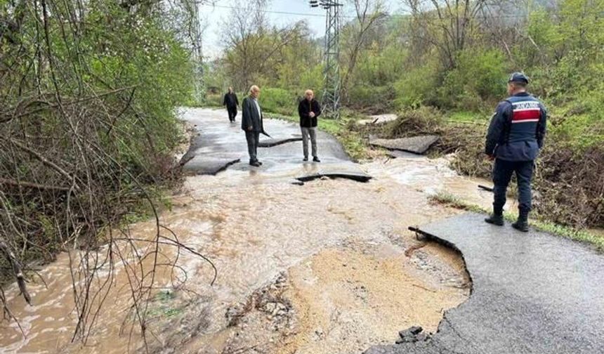 Karabük'te Çöken Köy Yolu Geçici Olarak Ulaşıma Açıldı