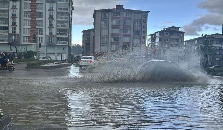 Kastamonu'da Öğle Saatlerinde Etkili Sağanak Yağış