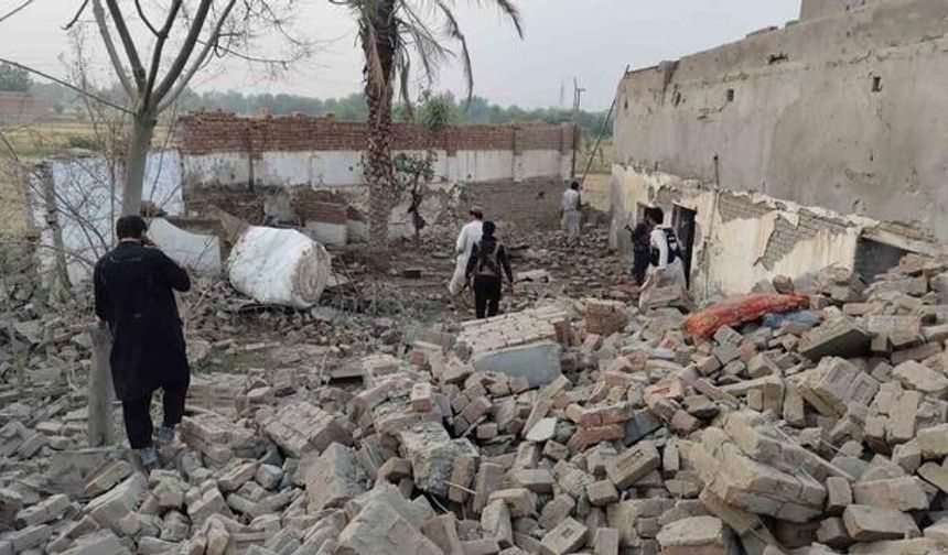 Khyber Pakhtunkhwa'daki Karakola Bombalı ve Silahlı Saldırı: 15 Polis Şehit Oldu