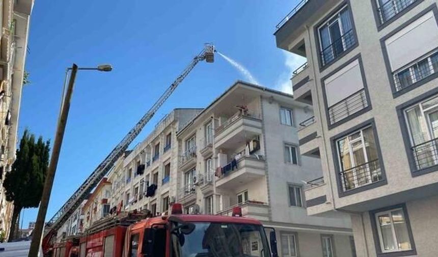 Küçükçekmece'de 4 Katlı Binanın Çatısında Yangın