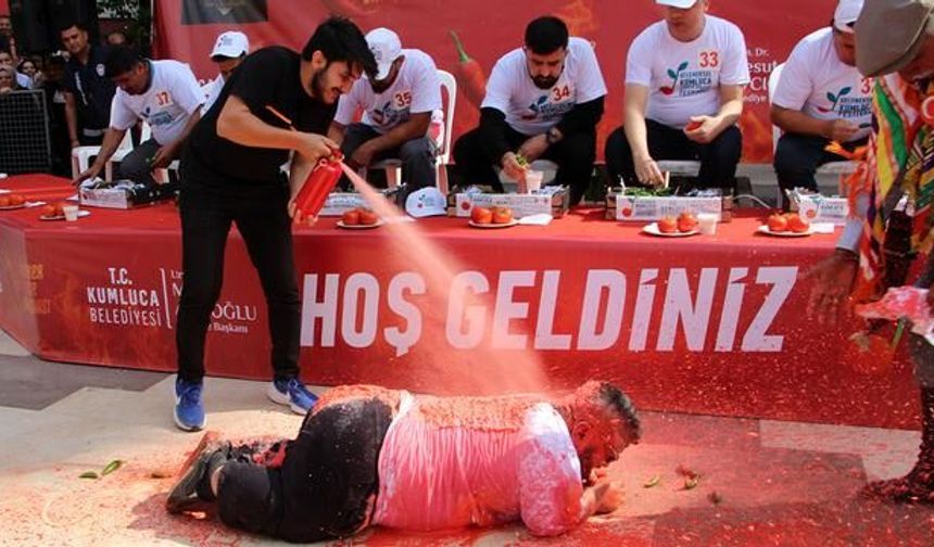 Kumluca'da Acı Biber Yeme Yarışması Renkli Anlara Sahne Oldu
