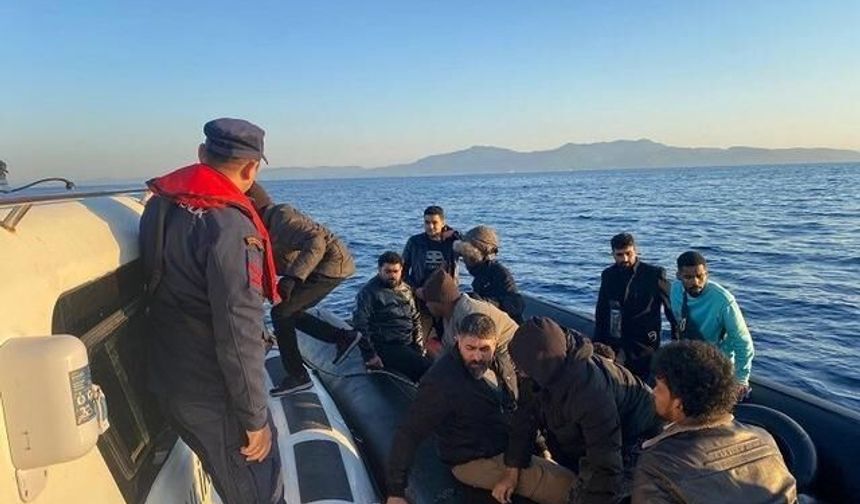 Kuşadası Açıklarında Lastik Bottaki 18 Düzensiz Göçmen Kurtarıldı
