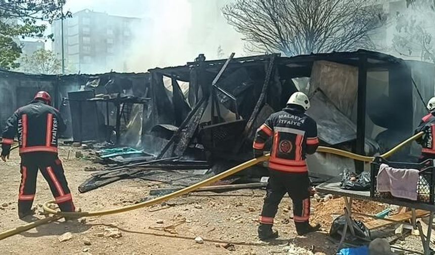 Malatya'da Şantiyede İşçi Konteynerlerinde Yangın Çıktı