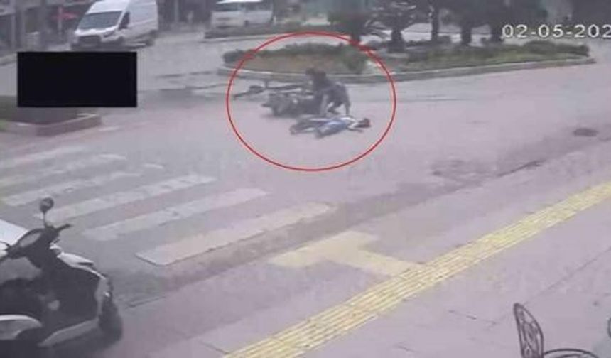 Manavgat'ta Motosikletin Çarptığı Bisikletli Gençler Yaralandı