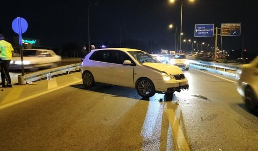 Manavgat'ta Otomobil Bariyerlere Çarptı: 2 Kişi Yaralandı