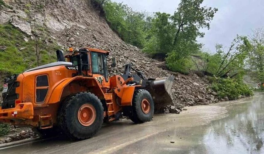 Ordu Kumru'da Heyelan Sonrası Kapanan Yol Yeniden Ulaşıma Açıldı