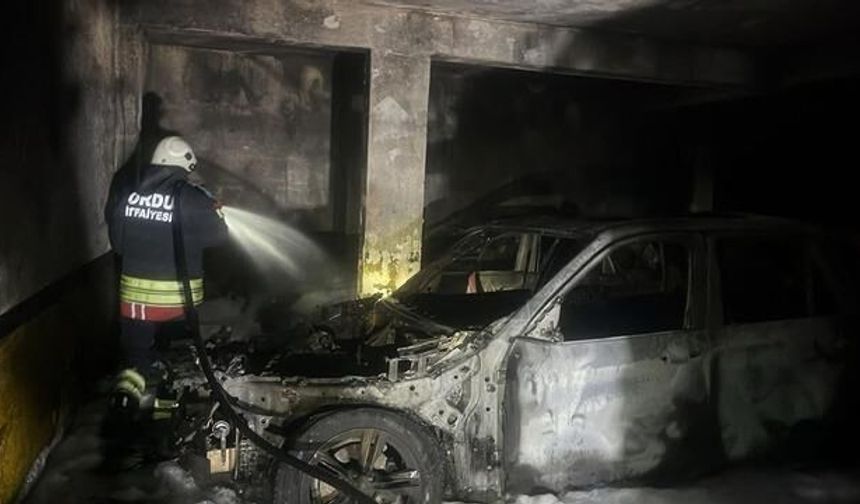 Ordu'da Apartman Otoparkında Yangın: 3 Araç Zarar Gördü