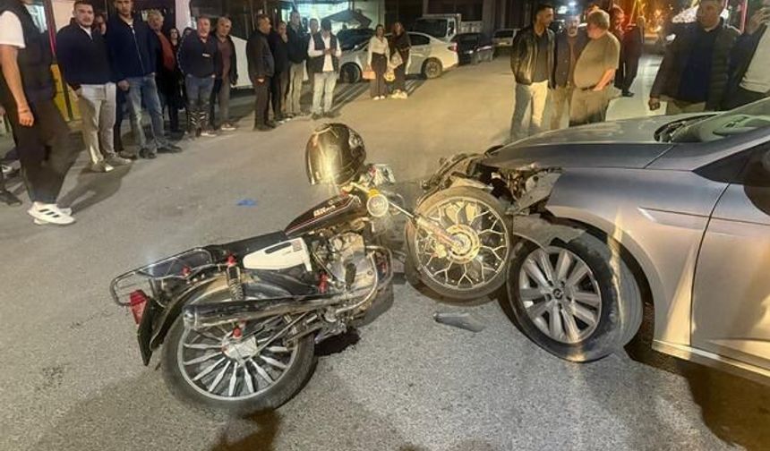 Otomobil ile motosikletin çarpışma anı kameraya yansıdı