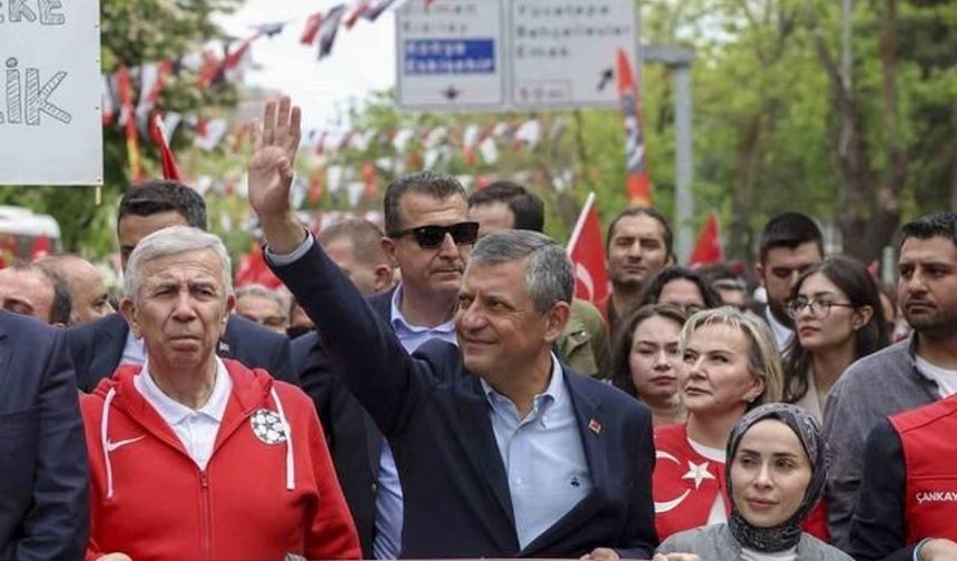 Özgür Özel: Gençler Cumhuriyet'in Mirasına Sahip Çıkıyor