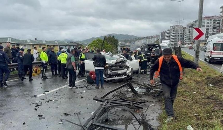 Rize'de Karşı Şeride Geçen Otomobil Kaza Yaptı: 1 Ölü, 7 Yaralı
