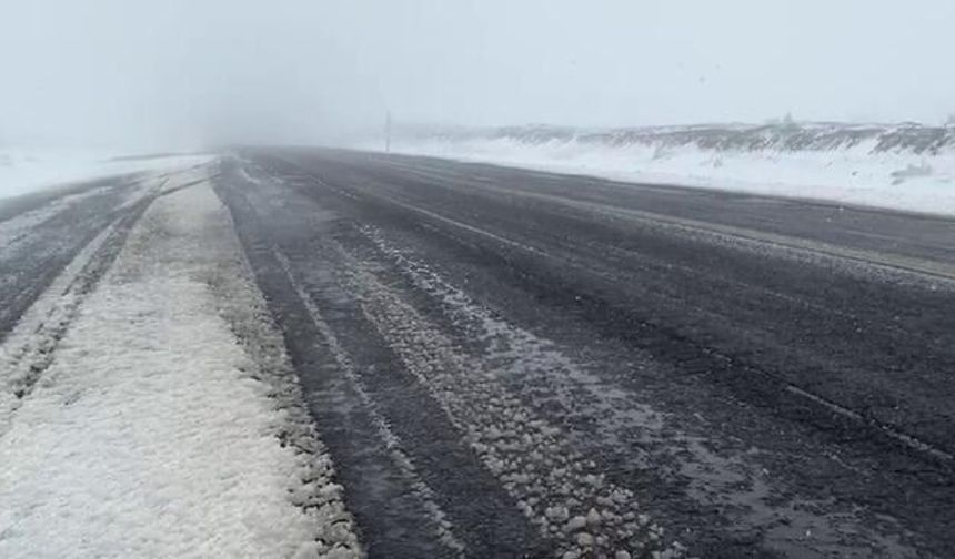Sahara Geçidi'nde Kar Yağışı Ulaşımı Zorlaştırıyor